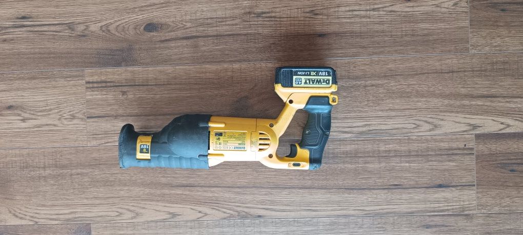 Piła szablasta DeWalt dcs 380 Aku 4ah