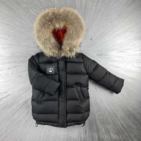 Теплая зимняя курточка-пуховик с капюшоном  из натурального меха