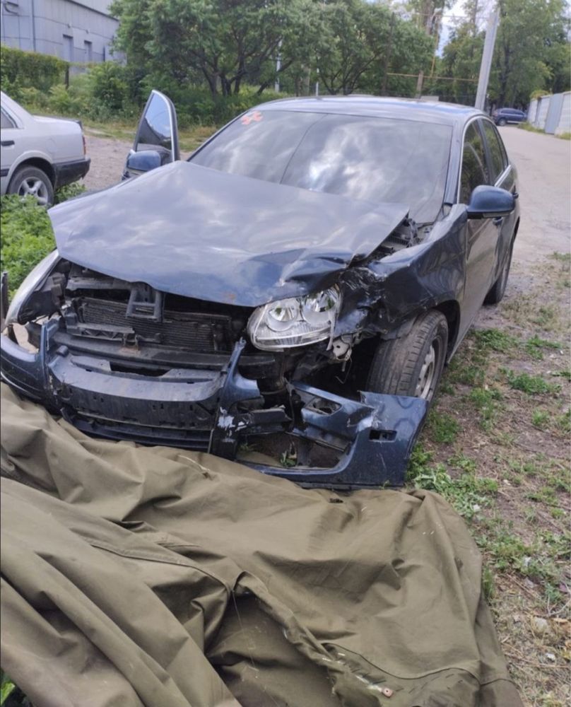 Продам Volkswagen  Jeta 5,после ДТП,мотор коробка целые,не растаможена