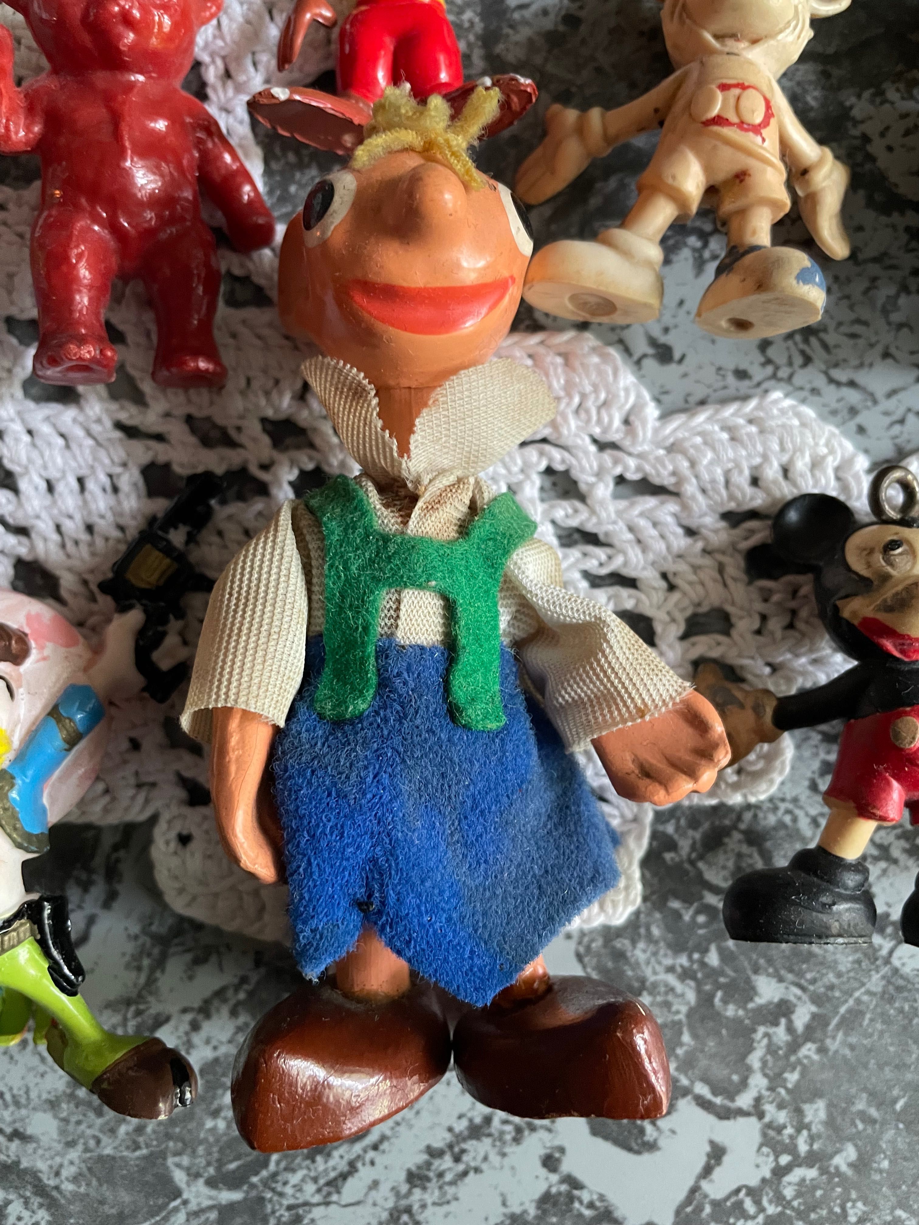 Zestaw figurek z okresu PRL-u