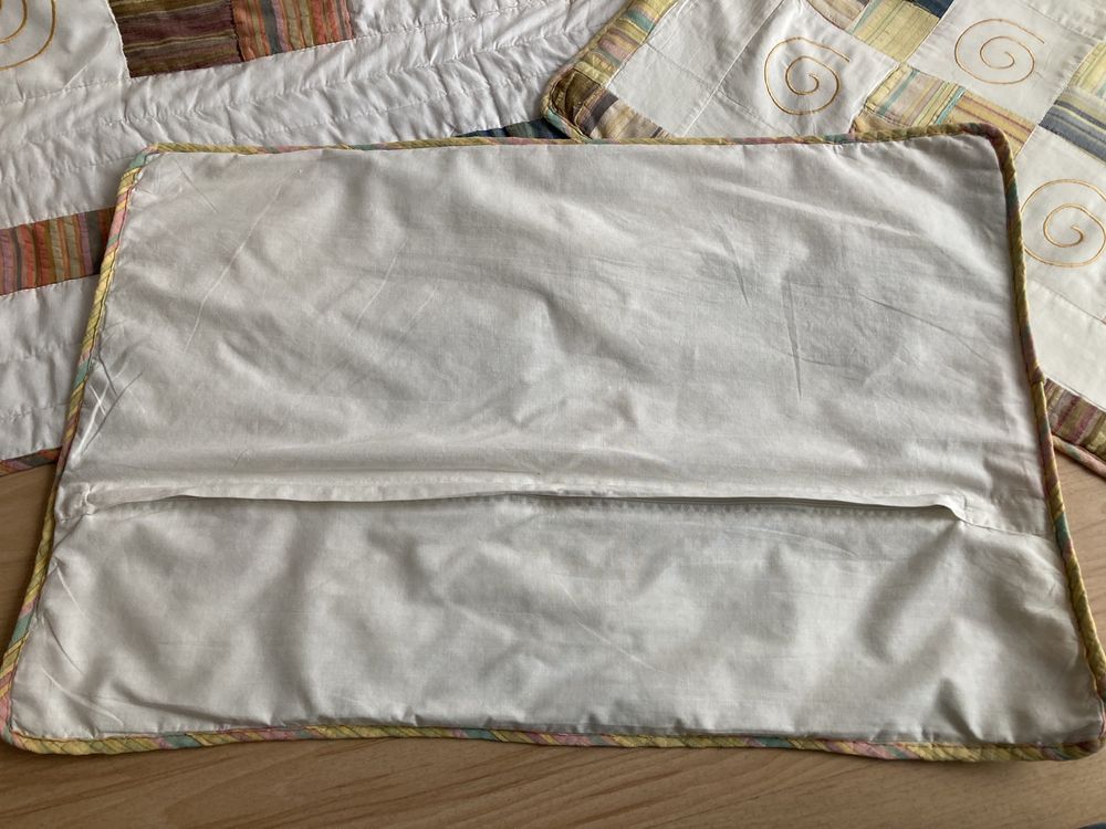Narzuta patchwork z dwoma poszewkami na poduszkami