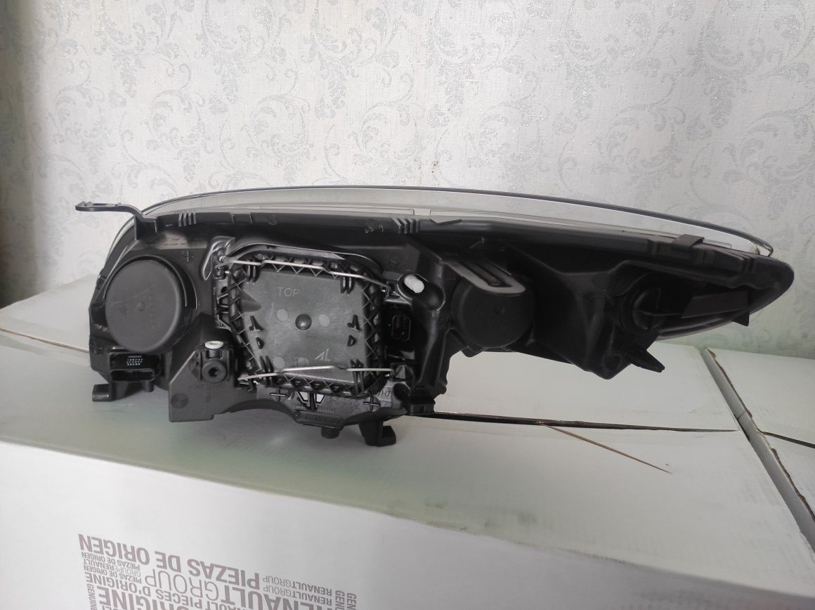 Фара фари Рено Меган 3 renault megane 3 260602545R.  260102973R