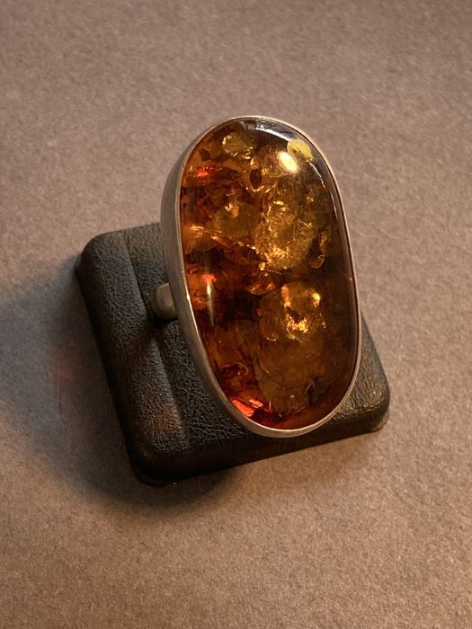 Pierścionek srebrny z koniakowym bursztynem