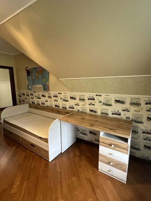 Ліжко, дитячі меблі, стіл (два ліжка і два столи)