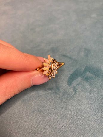 Nowy pozłacany złoty pierścionek z opalami kryształki pudełko vintage