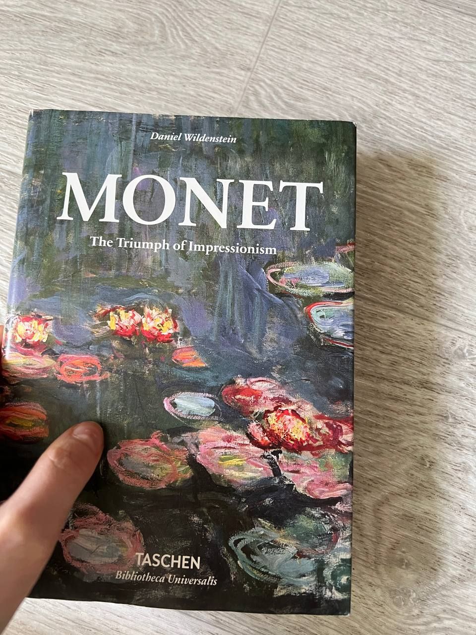 Продаю книжки Monet