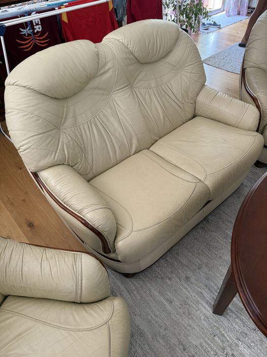 Skorzane meble wypoczynkowe z drewnianym obiciem