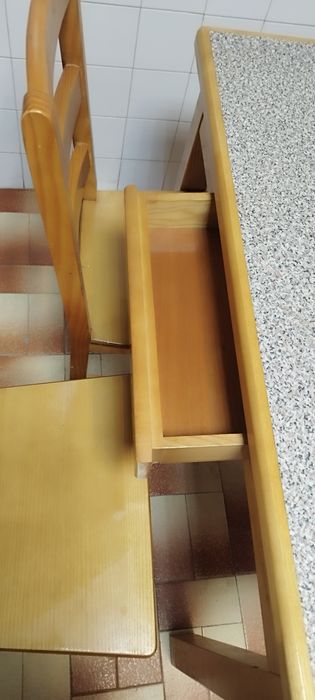 Mesa de cozinha  e 4 cadeiras.
