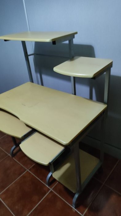 Secretária de computador/estudante