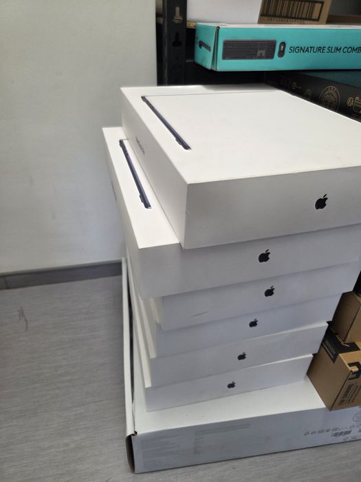 коробка від  MacBook