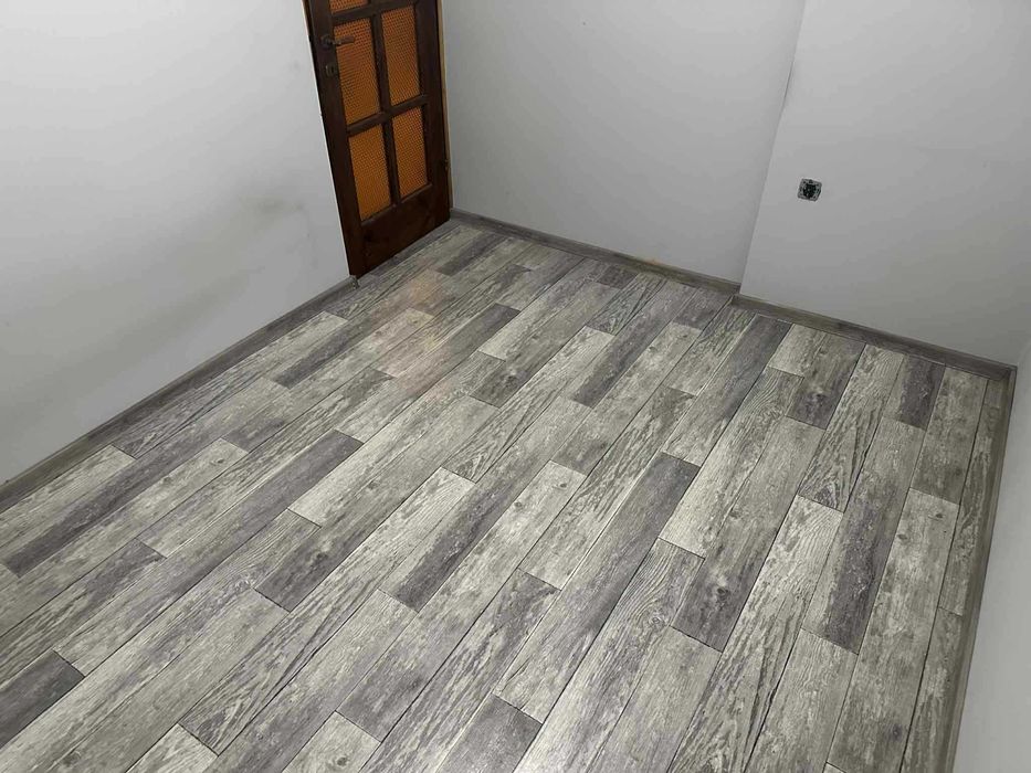 Podłoga winylowa z listwami przypodłogowymi komplet, stan bardzo dobry