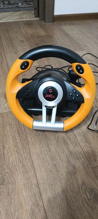 Ігрове кермо з педялями