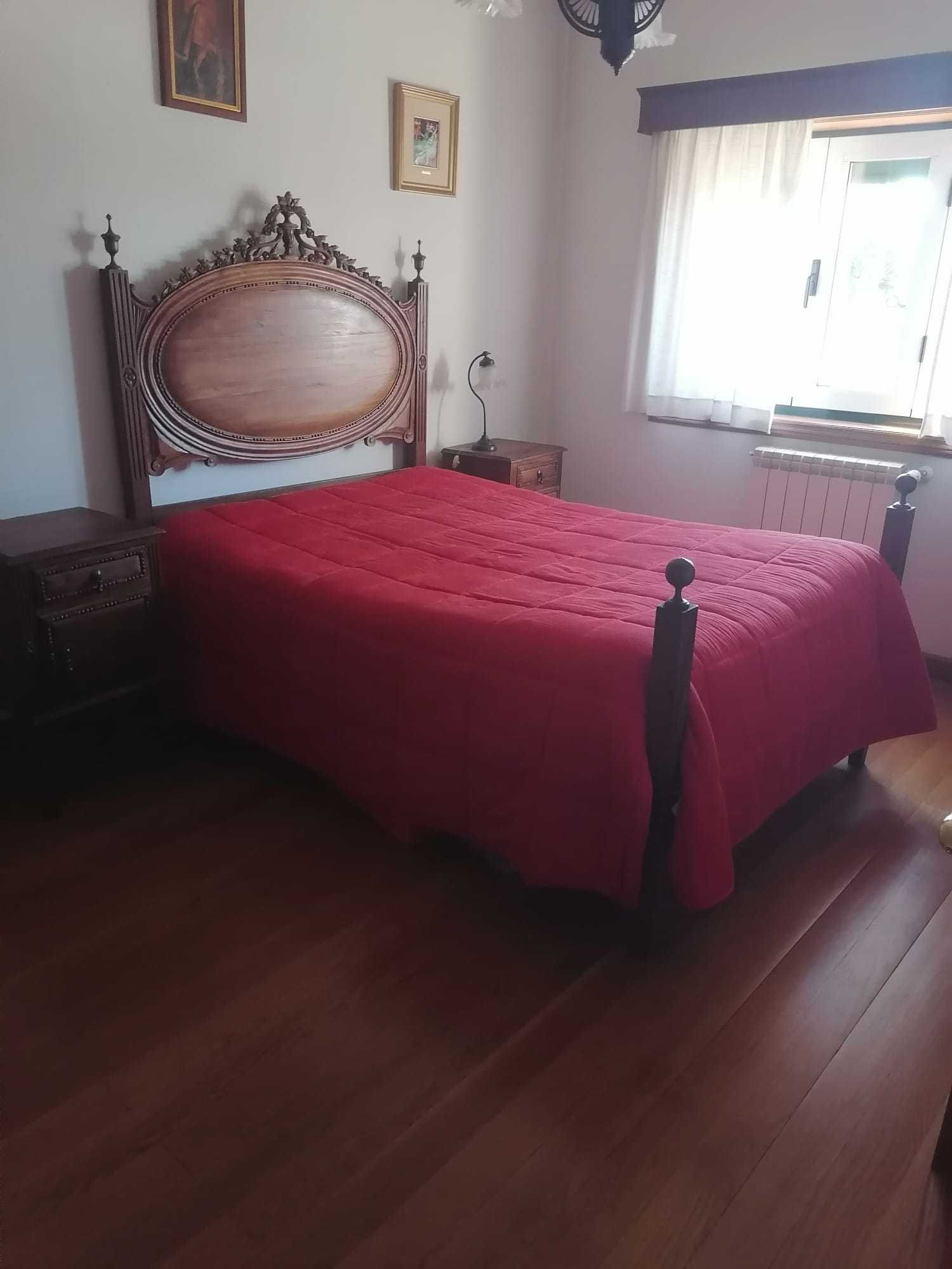 Cama de casal em castanho