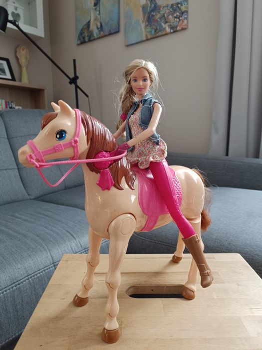 Lalka Barbie na koniu
