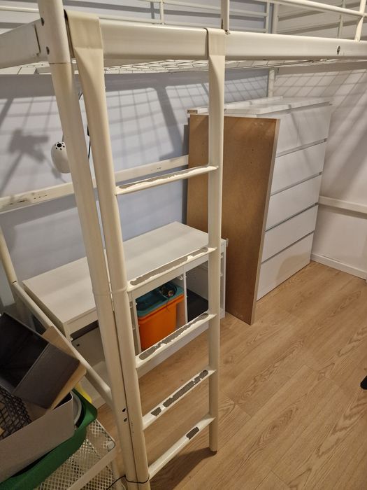 Łóżko metalowe na antresoli