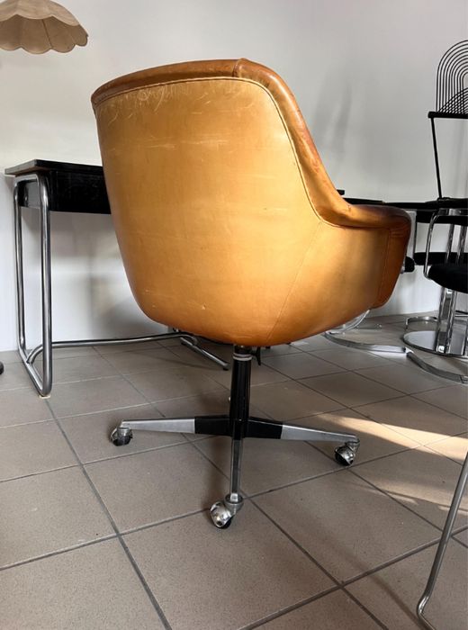 Cassina wloski fotel obrotowy do biurka. Projekt Olli Mannermaa