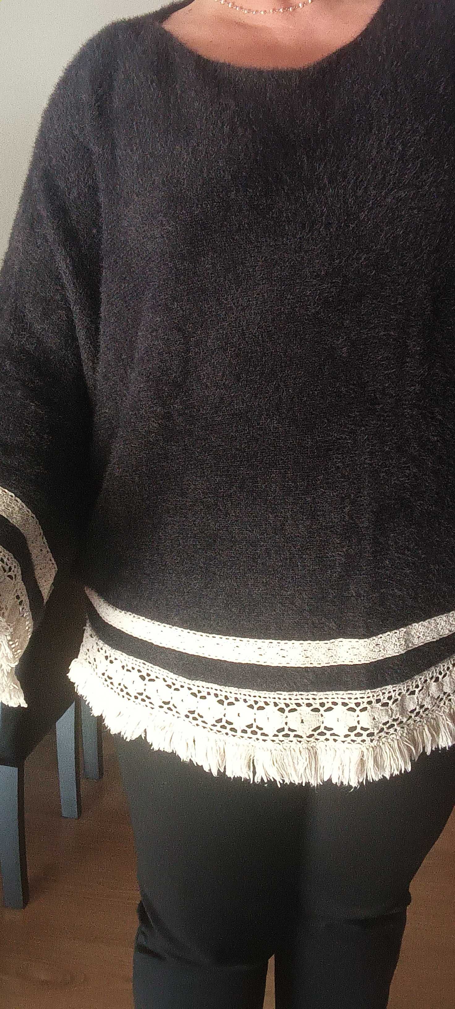 Camisola/poncho em preto com renda