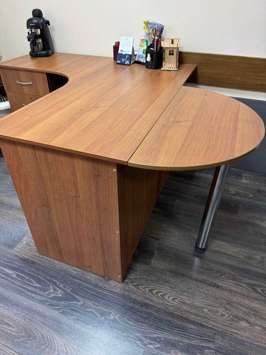 Продається комплект офісних меблів.