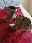 Botins com saltos-altos