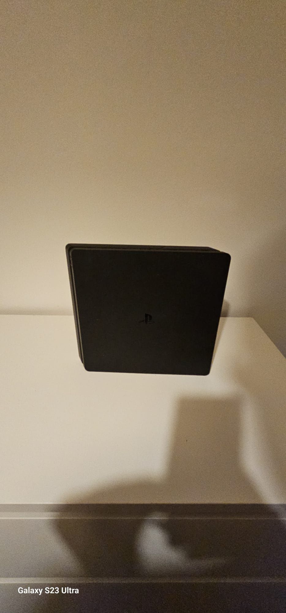 Vendo ps4 com 1 comando e carregador.