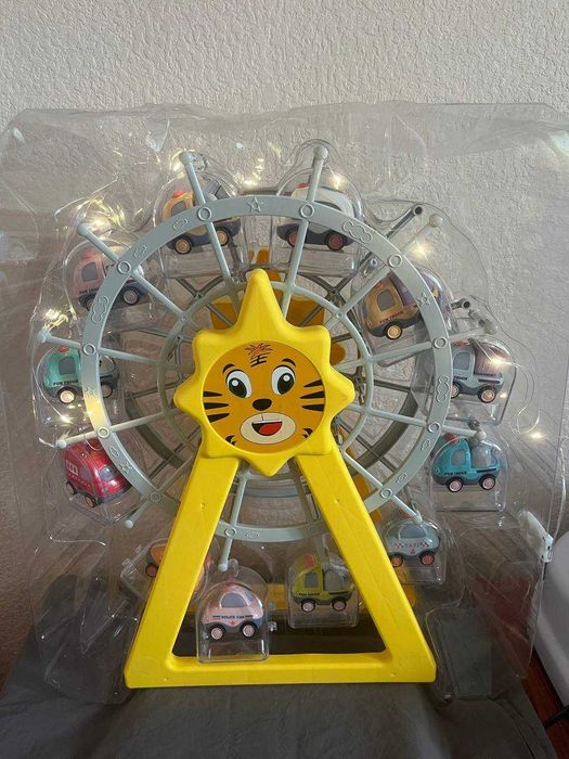 Величезне оглядове колесо з машинками