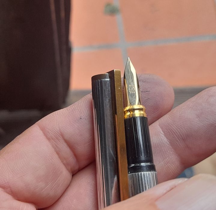 Caneta tinteiro S. T. Dupont