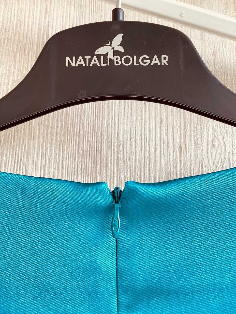 Сукня Natali Bolgar з асиметричними рукавами.