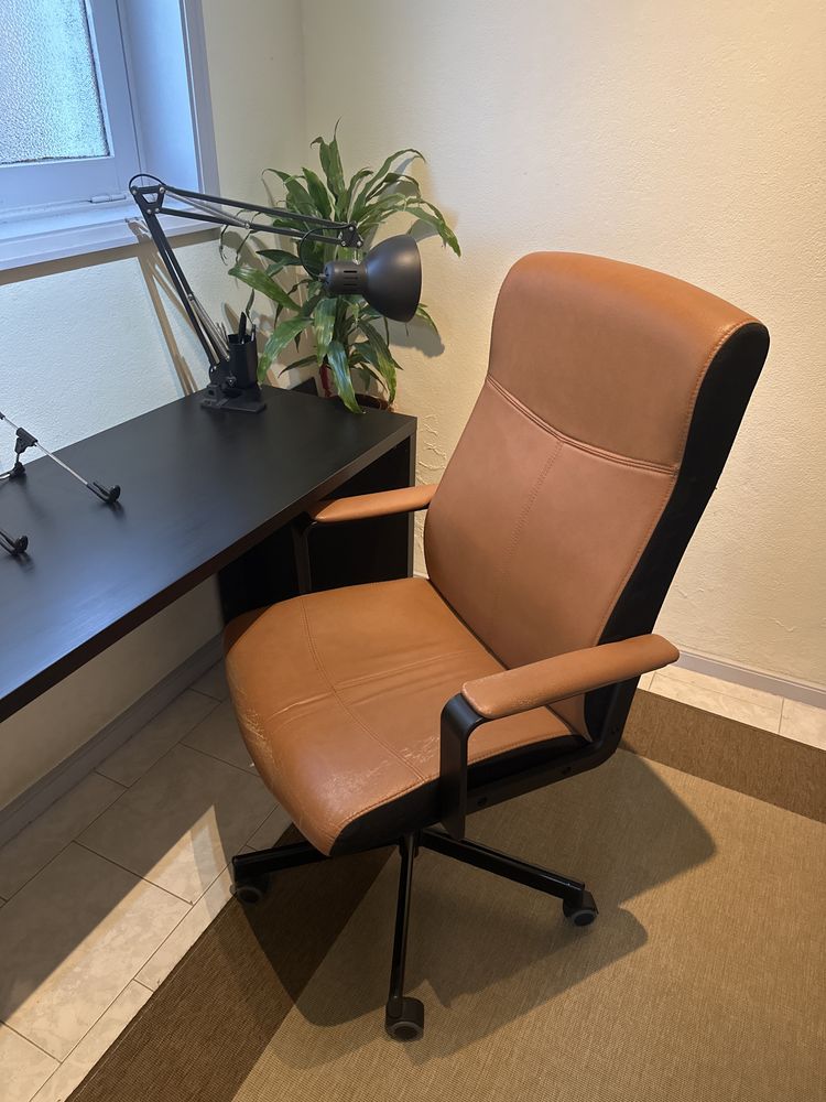 Cadeira secretaria IKEA em pele