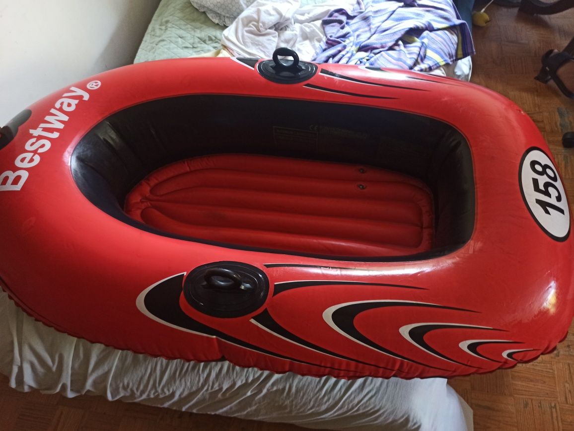 Barco insuflável pequeno