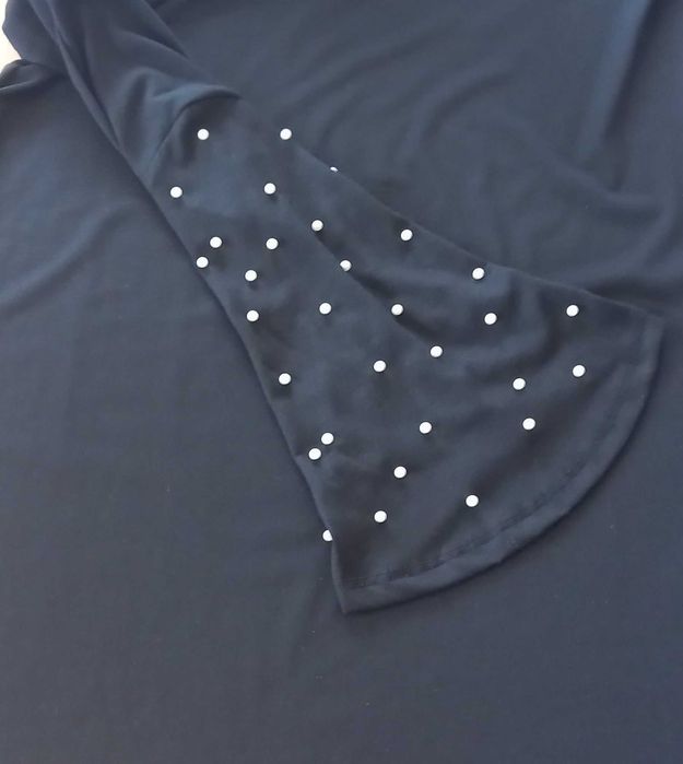 Czarna sukienka na imprezę, z perełkami