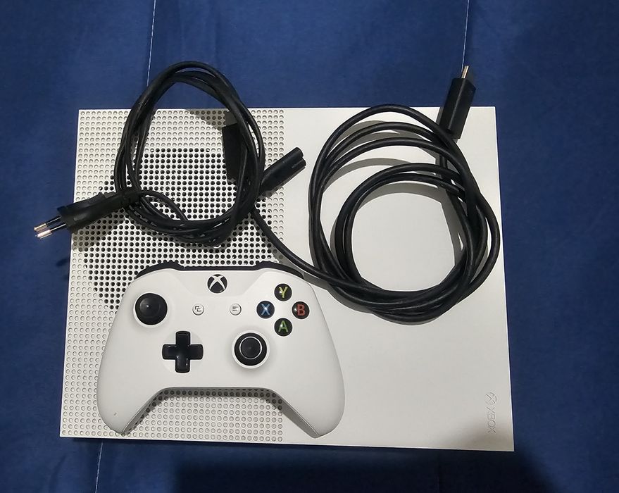XBox One S 500 GB
Sem comandos, nem jogos... 
Sem comandos, nem jogos