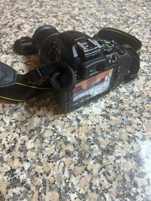 Nikon D5600 - com objetiva 18-50mm + Cartão SD 128GB - como nova