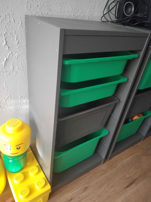 Regał trofast Ikea z pojemnikami
