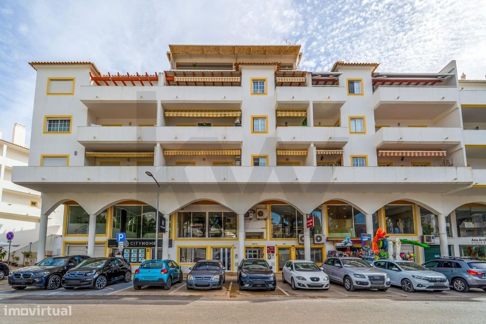 Apartamento T1+1 com Varanda Ampla e Luz Nascente — Carvoeiro, Colina