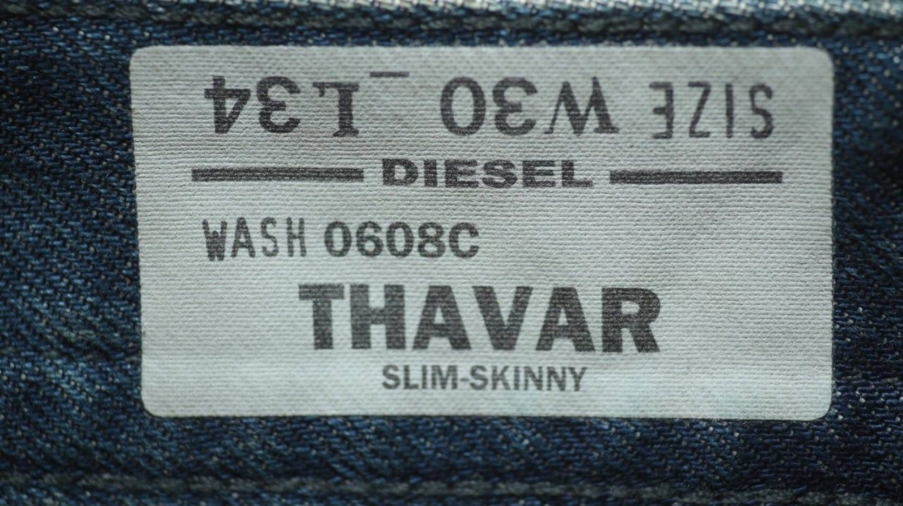 Джинсы DIESEL (Италия), синего цвета, с потертостями и рваностями.