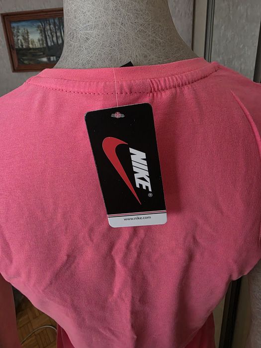 Koszulka damska Nike w kolorze różowym logo jest szyte i rekaw