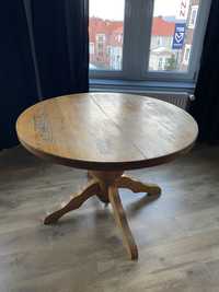 Duży drewniany stół z krzeslami