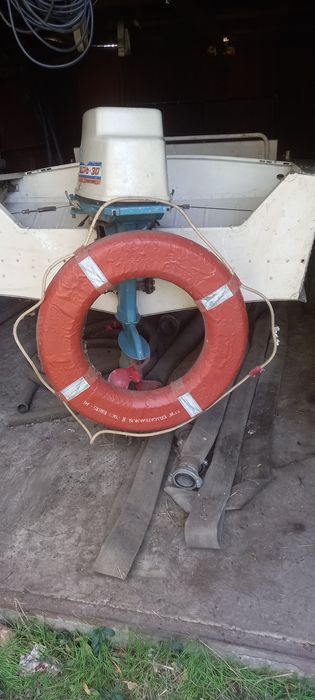 Лодка "Прогрес 4" з мотором Віхрь 30 та пристроями для транспортування