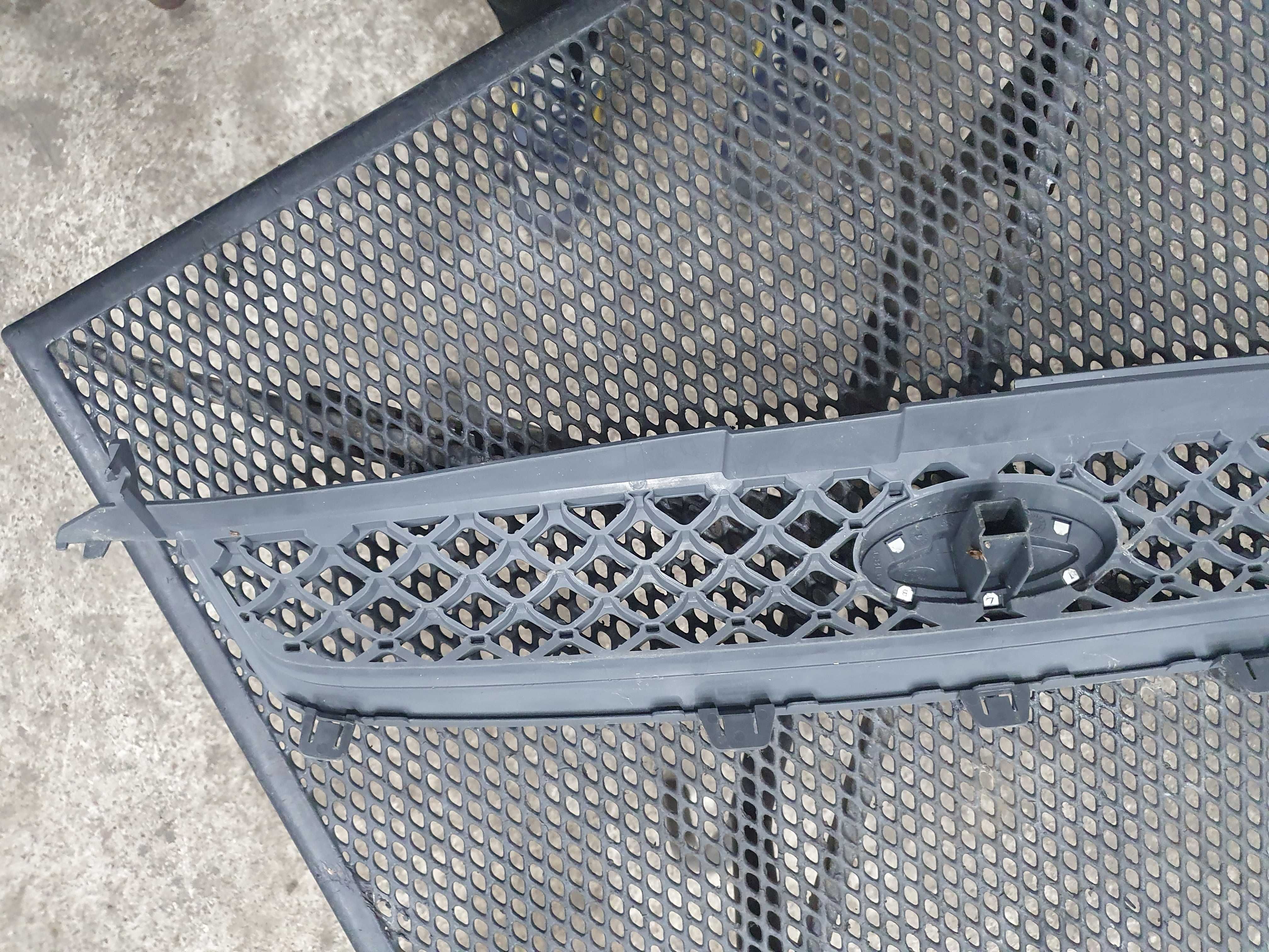 Grill atrapa znaczek Ford Fiesta mk6 lift oryginal