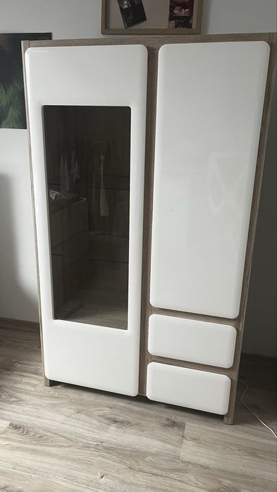 Szafa z witryna szklana