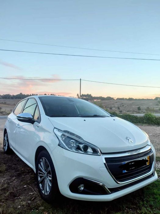 Peugeot 208 1.2 2018 com  37,500 kM