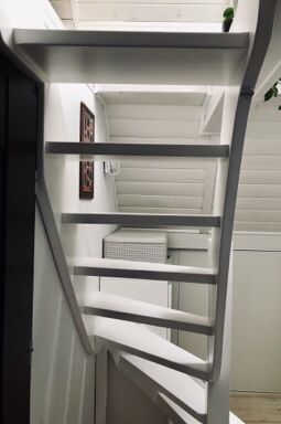 Schody drewniane białe skręcone wysokie