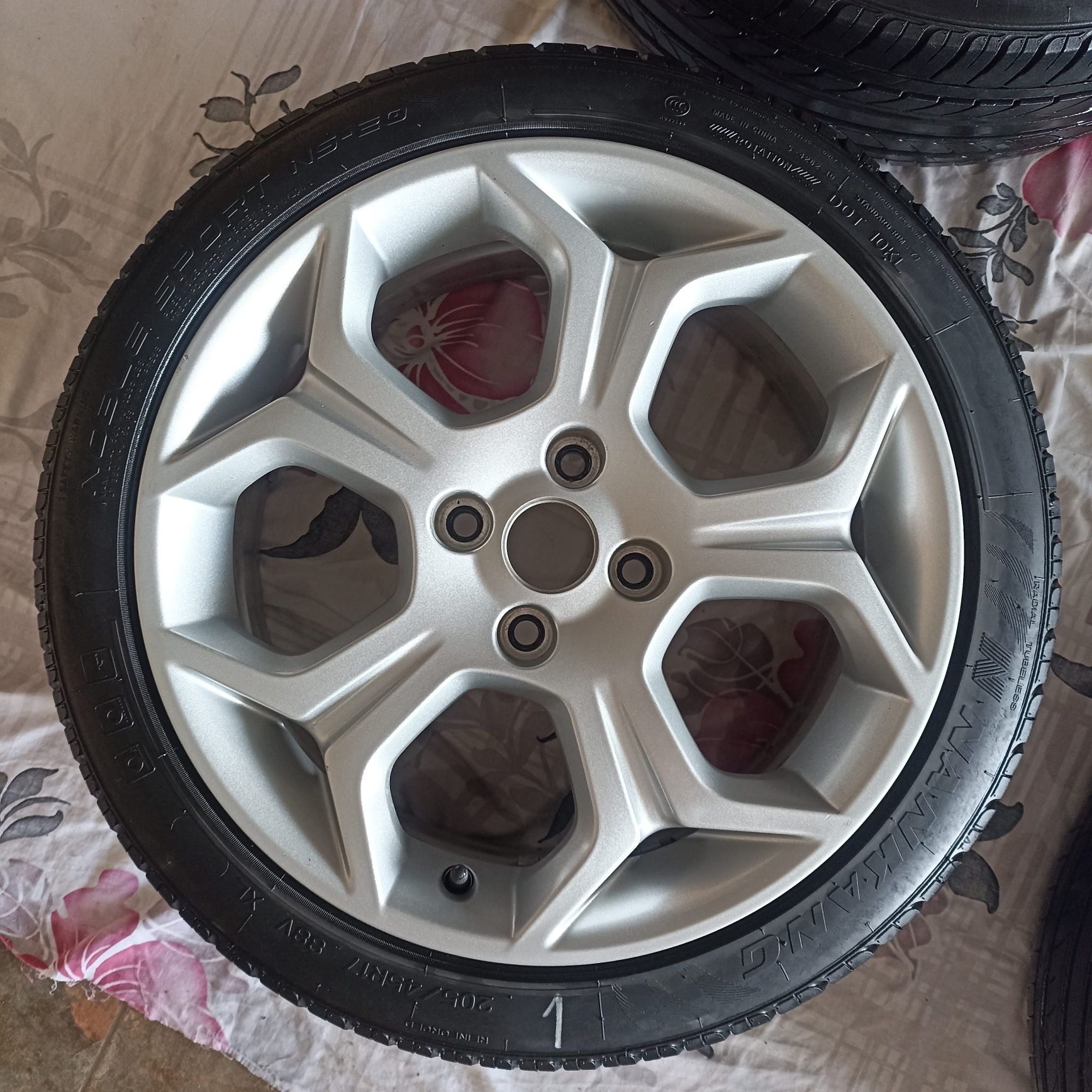 Koła 205/45/17 na oryginalnych felgach aluminiowych 17 cali ford