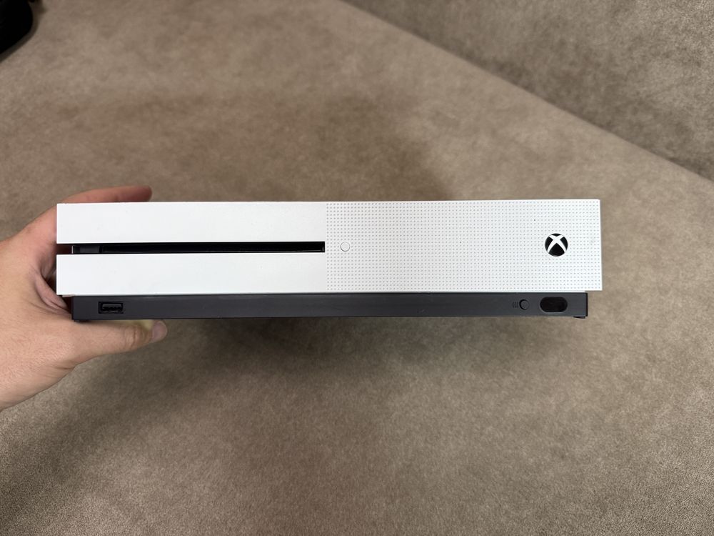 Продається XBOX One S 1tb