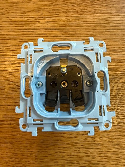 SIMON 10 - komplet - gniazda, ramki, pokrywy