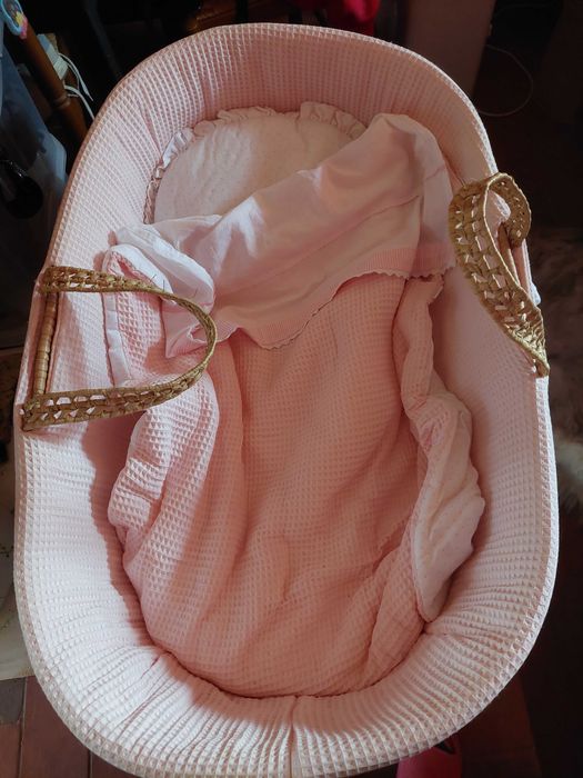 Berço de verga rosa para bébé