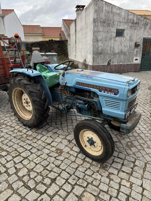 Trator Hinomoto E230 com Reboque, Caixa e Alfaias Agrícolas