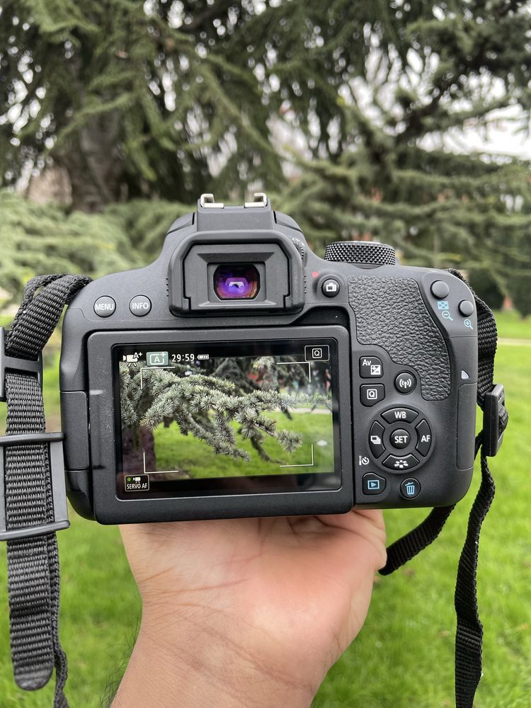 Canon eos 800D WiFi-ecrã tactile  com lente 18-55mm e bolsa