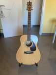 Guitarra acústica c/ suporte e capo da fender