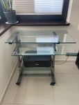 Solidne biurko szkło + metal 800x600 z wysuwanymi półkami